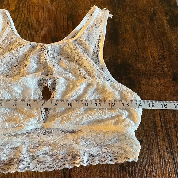 2 Piece white lace lingerie - Picture 8 of 15